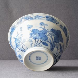 Un bol en porcelaine de Chine en bleu et blanc décor de hérons, marque Fu, Kangxi — photo 11