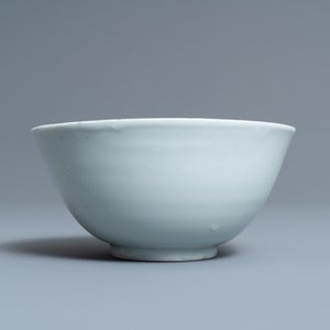 Un bol en porcelaine de Chine en bleu et blanc émaillé mat à l'extérieur, marque Fu, Ming — photo 3