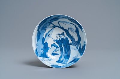 Un bol en porcelaine de Chine en bleu et blanc figurant Cui Yingying et sa mère du 'Xi Xiang Ji', Kangxi