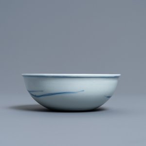 Un bol en porcelaine de Chine en bleu et blanc figurant Cui Yingying et sa mère du 'Xi Xiang Ji', Kangxi — photo 4