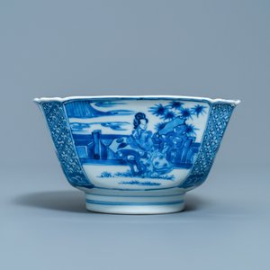 Un bol en porcelaine de Chine en bleu et blanc figurant une dame et son chat, marque et époque de Kangxi — photo 4