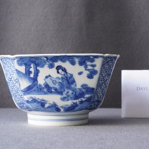 Un bol en porcelaine de Chine en bleu et blanc figurant une dame et son chat, marque et époque de Kangxi — photo 8