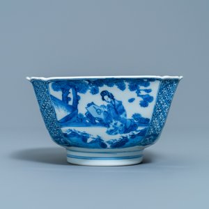 Un bol en porcelaine de Chine en bleu et blanc figurant une dame et son chat, marque et époque de Kangxi — photo 3