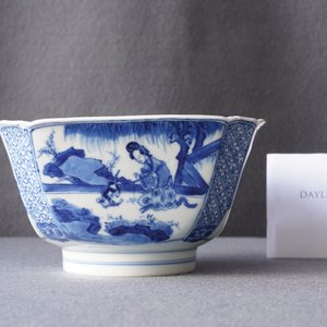 Un bol en porcelaine de Chine en bleu et blanc figurant une dame et son chat, marque et époque de Kangxi — photo 7