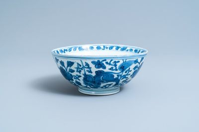 Un bol en porcelaine de Chine en bleu et blanc, marque de Chenghua, Jiajing/Wanli