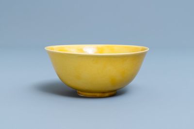Un bol en porcelaine de Chine en jaune monochrome, marque de Jiajing, 18/19ème