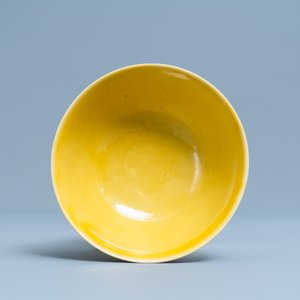 Un bol en porcelaine de Chine en jaune monochrome, marque de Jiajing, 18/19ème — photo 6