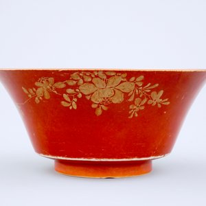 Un bol en porcelaine de Chine en rouge de corail et doré, 18/19ème — photo 2
