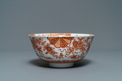 Un bol en porcelaine de Chine en rouge de fer et doré à décor floral, Kangxi