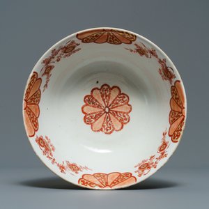 Un bol en porcelaine de Chine en rouge de fer et doré à décor floral, Kangxi — photo 6