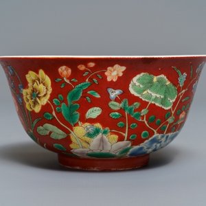 Un bol en porcelaine de Chine falancai à fond rouge de corail, marque et poss. époque de Yongzheng — photo 1