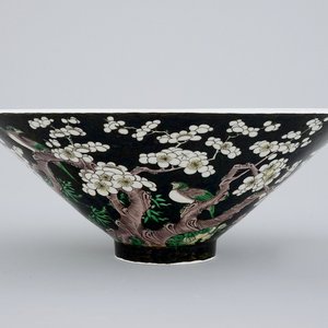 Un bol en porcelaine de Chine famille noire de forme conique, 19ème — photo 1