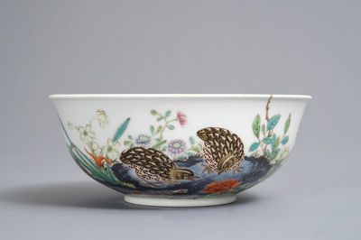 Un bol en porcelaine de Chine famille rose à décor de cailles, marque de Yongzheng, 20ème
