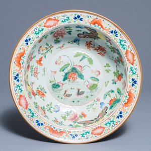 Un bol en porcelaine de Chine famille rose à décor de canards et papillons, 19ème — photo 1