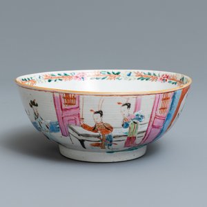 Un bol en porcelaine de Chine famille rose à décor de figures dans un intérieur, Yongzheng — photo 1