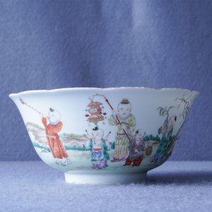 Un bol en porcelaine de Chine famille rose à décor de garçons jouants, République — photo 8