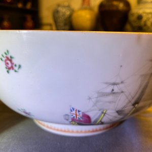 Un bol en porcelaine de Chine famille rose à décor de navires anglais, Qianlong — photo 11