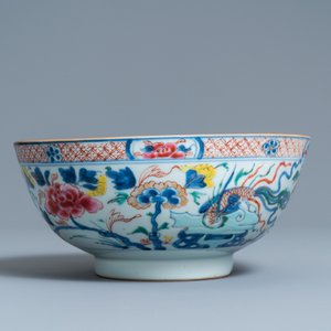 Un bol en porcelaine de Chine famille rose à décor de phénix, Qianlong — photo 4