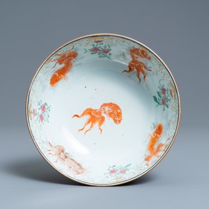 Un bol en porcelaine de Chine famille rose à décor de poissons, Yongzheng — photo 6