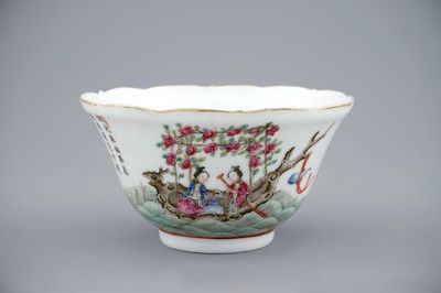Un bol en porcelaine de Chine famille rose à décor d'immortels, 19ème