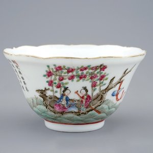 Un bol en porcelaine de Chine famille rose à décor d'immortels, 19ème — photo 1