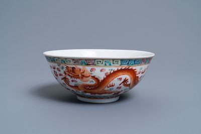 Un bol en porcelaine de Chine famille rose à décor d'un dragon et d'un phénix, marque et époque de Guangxu