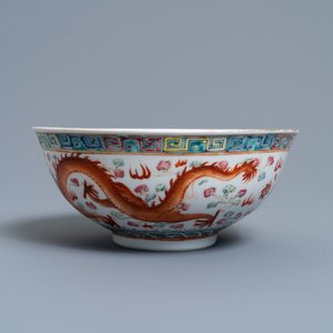 Un bol en porcelaine de Chine famille rose à décor d'un dragon et d'un phénix, marque et époque de Guangxu — photo 3