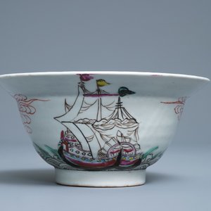 Un bol en porcelaine de Chine famille rose à décor d'un navire, Yongzheng/Qianlong — photo 2