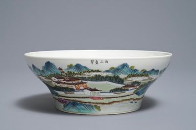 Un bol en porcelaine de Chine famille rose à décor d'un paysage, marque de Jiaqing, 20ème