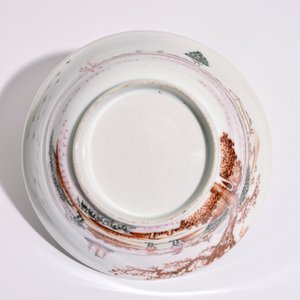 Un bol en porcelaine de Chine famille rose à décor d'une scène de port, Qianlong — photo 7