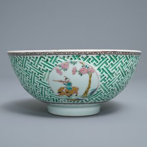 Un bol en porcelaine de Chine famille rose à décor en relief, Yongzheng — photo 3