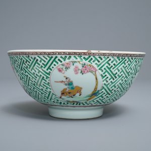 Un bol en porcelaine de Chine famille rose à décor en relief, Yongzheng — photo 4