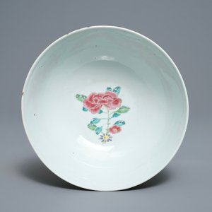 Un bol en porcelaine de Chine famille rose à décor en relief, Yongzheng — photo 5