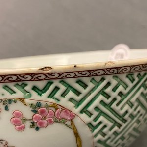 Un bol en porcelaine de Chine famille rose à décor en relief, Yongzheng — photo 8