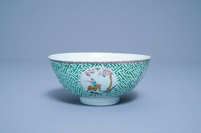 Un bol en porcelaine de Chine famille rose à décor en relief, Yongzheng