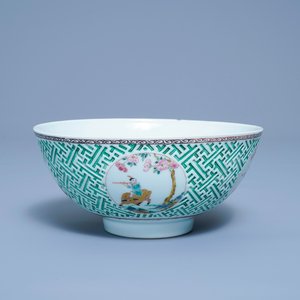 Un bol en porcelaine de Chine famille rose à décor en relief, Yongzheng — photo 1