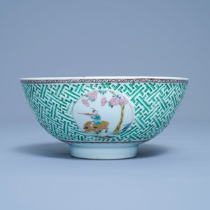 Un bol en porcelaine de Chine famille rose à décor en relief, Yongzheng — photo 4