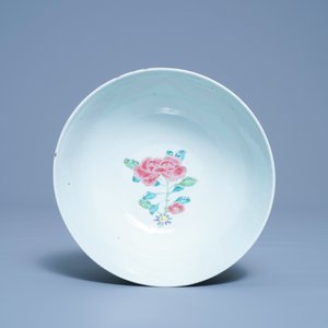 Un bol en porcelaine de Chine famille rose à décor en relief, Yongzheng — photo 6