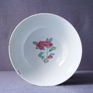 Un bol en porcelaine de Chine famille rose à décor en relief, Yongzheng — photo 12