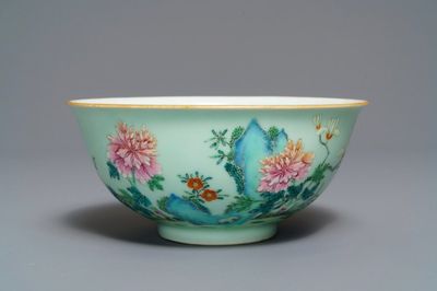 Un bol en porcelaine de Chine famille rose à décor floral, marque de Qianlong, 19/20ème