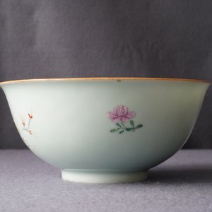 Un bol en porcelaine de Chine famille rose à décor floral, marque de Qianlong, 19/20ème — photo 11