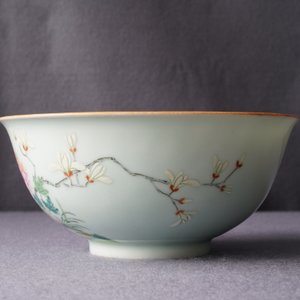 Un bol en porcelaine de Chine famille rose à décor floral, marque de Qianlong, 19/20ème — photo 12