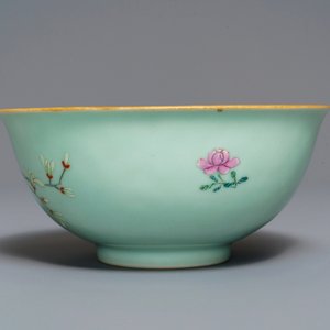 Un bol en porcelaine de Chine famille rose à décor floral, marque de Qianlong, 19/20ème — photo 4