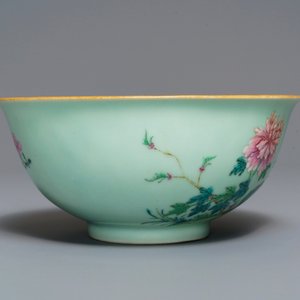 Un bol en porcelaine de Chine famille rose à décor floral, marque de Qianlong, 19/20ème — photo 5