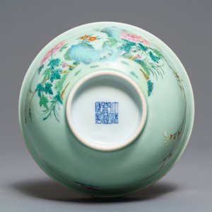 Un bol en porcelaine de Chine famille rose à décor floral, marque de Qianlong, 19/20ème — photo 7