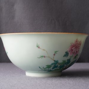 Un bol en porcelaine de Chine famille rose à décor floral, marque de Qianlong, 19/20ème — photo 10