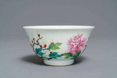 Un bol en porcelaine de Chine famille rose à décor floral, marque de Yongzheng, 19/20ème