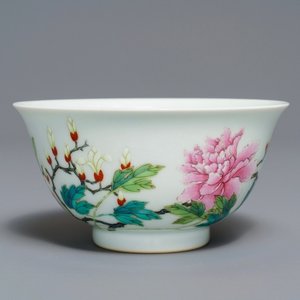 Un bol en porcelaine de Chine famille rose à décor floral, marque de Yongzheng, 19/20ème — photo 1