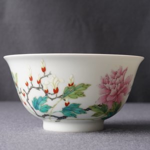 Un bol en porcelaine de Chine famille rose à décor floral, marque de Yongzheng, 19/20ème — photo 15