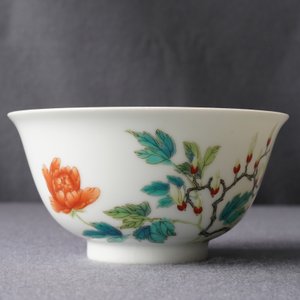 Un bol en porcelaine de Chine famille rose à décor floral, marque de Yongzheng, 19/20ème — photo 16